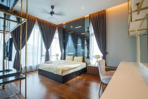 Un dormitorio con una cama en una habitación con ventanas. en Cheekaaboo Playhouse Ipoh, en Ipoh 41 fotos más