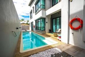 una piscina en el patio trasero de una casa en Cheekaaboo Playhouse Ipoh, en Ipoh