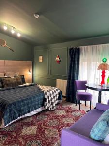 布拉索夫城市公寓式酒店的一间卧室,里面有一张床、一张桌子和一张沙发