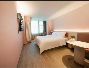 Postel nebo postele na pokoji v ubytování Hanting Hotel Beijing New International Exhibition Center