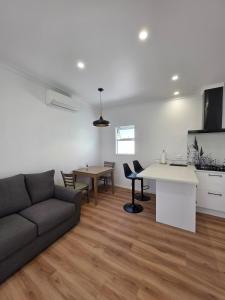 ein Wohnzimmer mit Sofa und Tisch in der Unterkunft Deco Nook Napier Iconic Art Deco Hideaway in Napier