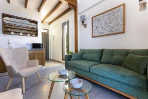 Khu vực ghế ngồi tại Eneos Boutique Residences - Koroni Poolside & Garden Retreats