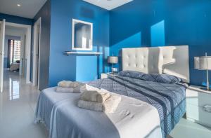 Postel nebo postele na pokoji v ubytování Sea Breeze Apartment + 37 fotografií