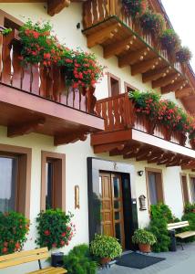 ein Gebäude mit Blumenkästen und Balkonen darauf in der Unterkunft Pokoje Gościnne VEIKSME in Bestwina