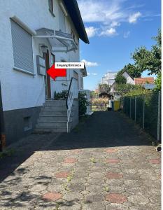 a red arrow sign on the side of a house at Stielvolle Wohnung in bester Lage in Rodenbach +2 photos