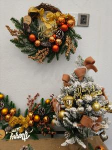 Ein Weihnachtskranz hängt an einer Wand in der Unterkunft 25,000sq.ft Grand Luxe Villa PJ 13BR 42Pax By Verano in Petaling Jaya