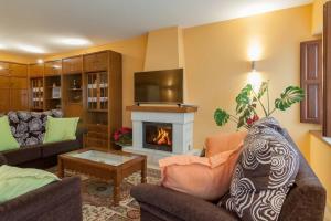 Posezení v ubytování La Casona de la Bisa en Villanueva de Colombres