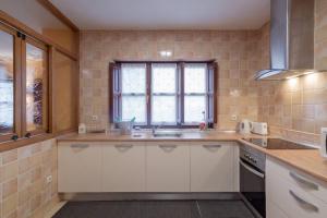 Kuchyň nebo kuchyňský kout v ubytování La Casona de la Bisa en Villanueva de Colombres + 43 fotografií