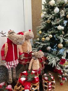 Eine Gruppe Teddybären steht neben einem Weihnachtsbaum in der Unterkunft 25,000sq.ft Grand Luxe Villa PJ 13BR 42Pax By Verano in Petaling Jaya