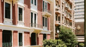 Tòa nhà nơi khách sạn tọa lạc