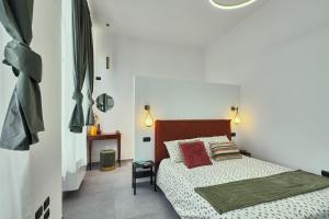 een slaapkamer met een bed in een witte kamer bij Apt G 209 in Montepulciano
