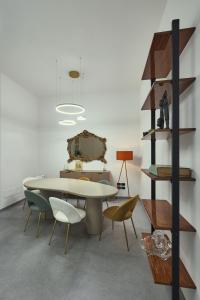 een eetkamer met een tafel en stoelen bij Apt G 209 in Montepulciano +30 foto's