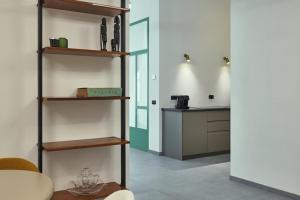 een keuken met houten planken en een tafel bij Apt G 209 in Montepulciano