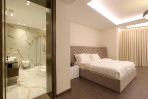 un dormitorio con una cama y un baño en Si'Hana Hotel, en Elbasan 141 fotos más