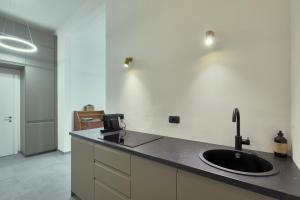 een keuken met een spoelbak en een aanrechtblad bij Apt G 209 in Montepulciano