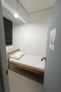 Postel nebo postele na pokoji v ubytování Sunset Homestay - Backpacker Hostel Self Checkin