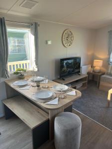 TV a/nebo společenská místnost v ubytování 2025 Willerby Ellerton Static Caravan