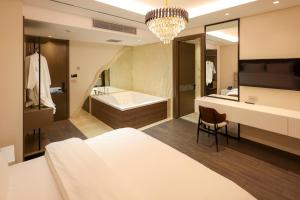 Ένα ή περισσότερα κρεβάτια σε δωμάτιο στο Si'Hana Hotel +163 φωτογραφίες