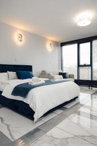 a large white bedroom with a large bed in it at Prestige Luxury Spa Suite- Basen, Jacuzzi, Sauna & Prywatne Miejsce Parkingowe in Lublin +20 photos