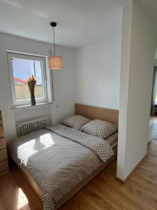 Ένα ή περισσότερα κρεβάτια σε δωμάτιο στο Idyllische Wohnung mit Bergblick nah am Simssee