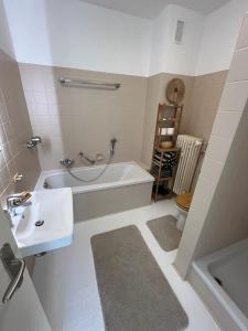 Ένα μπάνιο στο Idyllische Wohnung mit Bergblick nah am Simssee