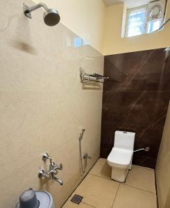 ein Badezimmer mit Toilette und Waschbecken in der Unterkunft Lakshmi Narayana Grand in Kanchipuram