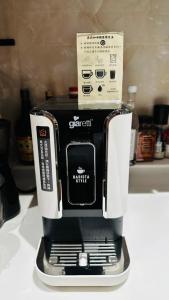 a black and white coffee maker sitting on a counter at 艾睏khùn行旅 in Donggang