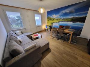 una sala de estar con una gran pintura de un lago en Apartmán Juli, en Horní Planá