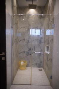 Koupelna v ubytování Luxury Fully Furnished 5 Marla House in DHA Phase 9 town + 29 fotografií