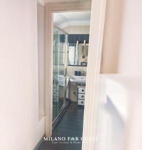 een badkamer met een spiegel en een wastafel bij The Central - Milan Cortina Olympics 2026 in Milaan