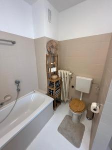 Ένα μπάνιο στο Idyllische Wohnung mit Bergblick nah am Simssee +13 φωτογραφίες