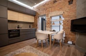 Кухня или мини-кухня в Casa Rustica Free Parking Port Arthur
