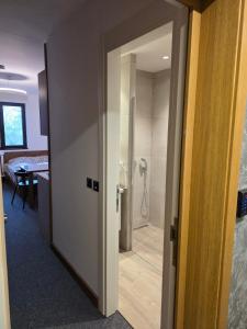 porta per un bagno con doccia in camera di Snow White apartman Vila Bela reka 50m from gondola - free parking a Brzeće Altre 25 foto