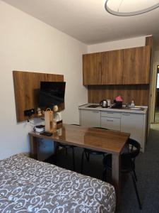 una camera d'albergo con una scrivania e un letto di Snow White apartman Vila Bela reka 50m from gondola - free parking a Brzeće