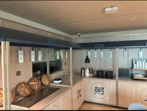 Kuchyň nebo kuchyňský kout v ubytování Hanting Hotel Beijing New International Exhibition Center