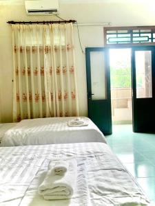 Ένα ή περισσότερα κρεβάτια σε δωμάτιο στο Khách sạn Phong Châu Sốp cộp