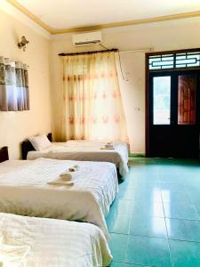 Ένα ή περισσότερα κρεβάτια σε δωμάτιο στο Khách sạn Phong Châu Sốp cộp
