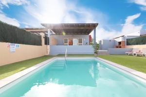 Бассейн в Villa sunrise- a restful getaway или поблизости