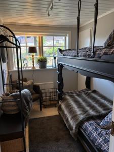 Sälen Gruvens fäbod في سالن: سريرين بطابقين في غرفة مع نافذة