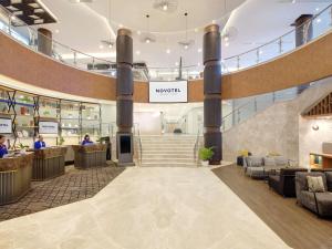 Ein Blick in die Lobby des Woolworth-Gebäudes in der Unterkunft Novotel Jakarta Cikini in Jakarta