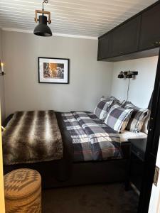 Sälen Gruvens fäbod في سالن: غرفة نوم بها سرير في الغرفة +5 صور