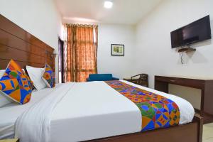 Postel nebo postele na pokoji v ubytování FabHotel Jaipur Casa