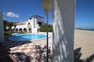 a view of a house with a pool and the beach at Casas Blancas 37 in Miami Platja