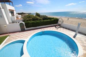 a swimming pool with a view of the ocean at Casas Blancas 37 in Miami Platja
