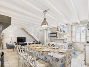 雷岛林滩Charmante maison pour 8 à 800 m de la plage的厨房兼餐厅，配有桌椅 更多11张照片