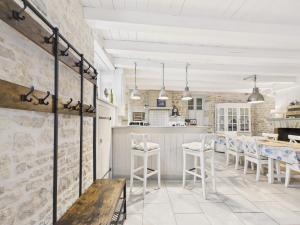 雷岛林滩Charmante maison pour 8 à 800 m de la plage的配有桌椅和柜台的厨房