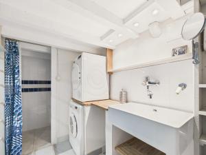 雷岛林滩Charmante maison pour 8 à 800 m de la plage的洗衣房配有洗衣机和水槽