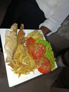 NiodiorGîte Daline Guenaar的一盘食物，有意大利面、西红柿和生菜