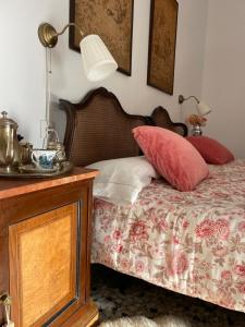 ein Schlafzimmer mit einem Bett mit Kissen und einer Lampe in der Unterkunft Gran casa señorial de 300m en centro histórico in El Puerto de Santa María + 64 Fotos