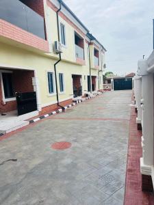 una calle vacía frente a un edificio en T Apartment, en Ogijo